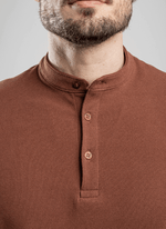 camiseta-masculina-gola-mao-beat-marrom--2-