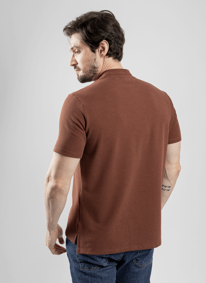 camiseta-masculina-gola-mao-beat-marrom--3-