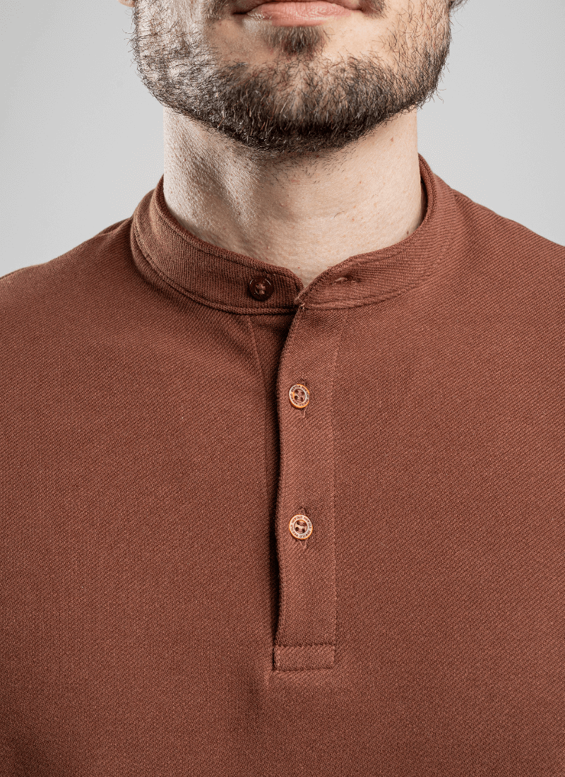 camiseta-masculina-gola-mao-beat-marrom--2-