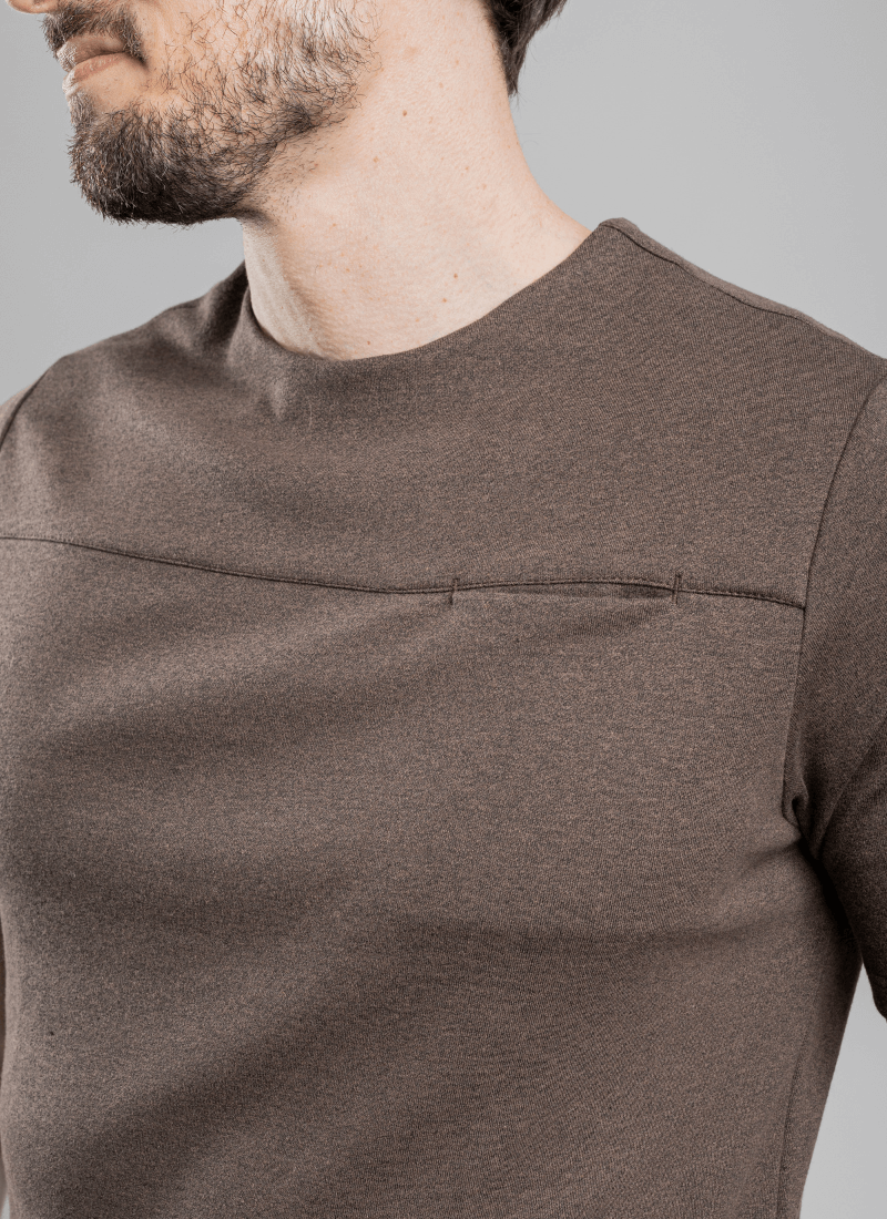 camiseta-masculina-bolso-suedine-fuel-marrom--3-